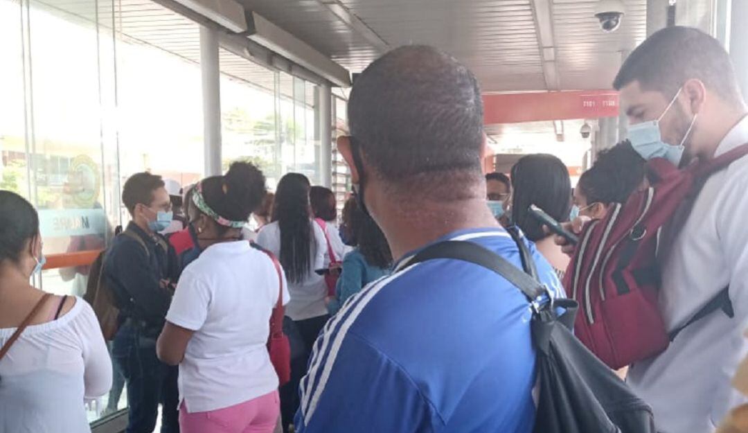 Los usuarios señalan que la frecuencia de los buses es de media hora