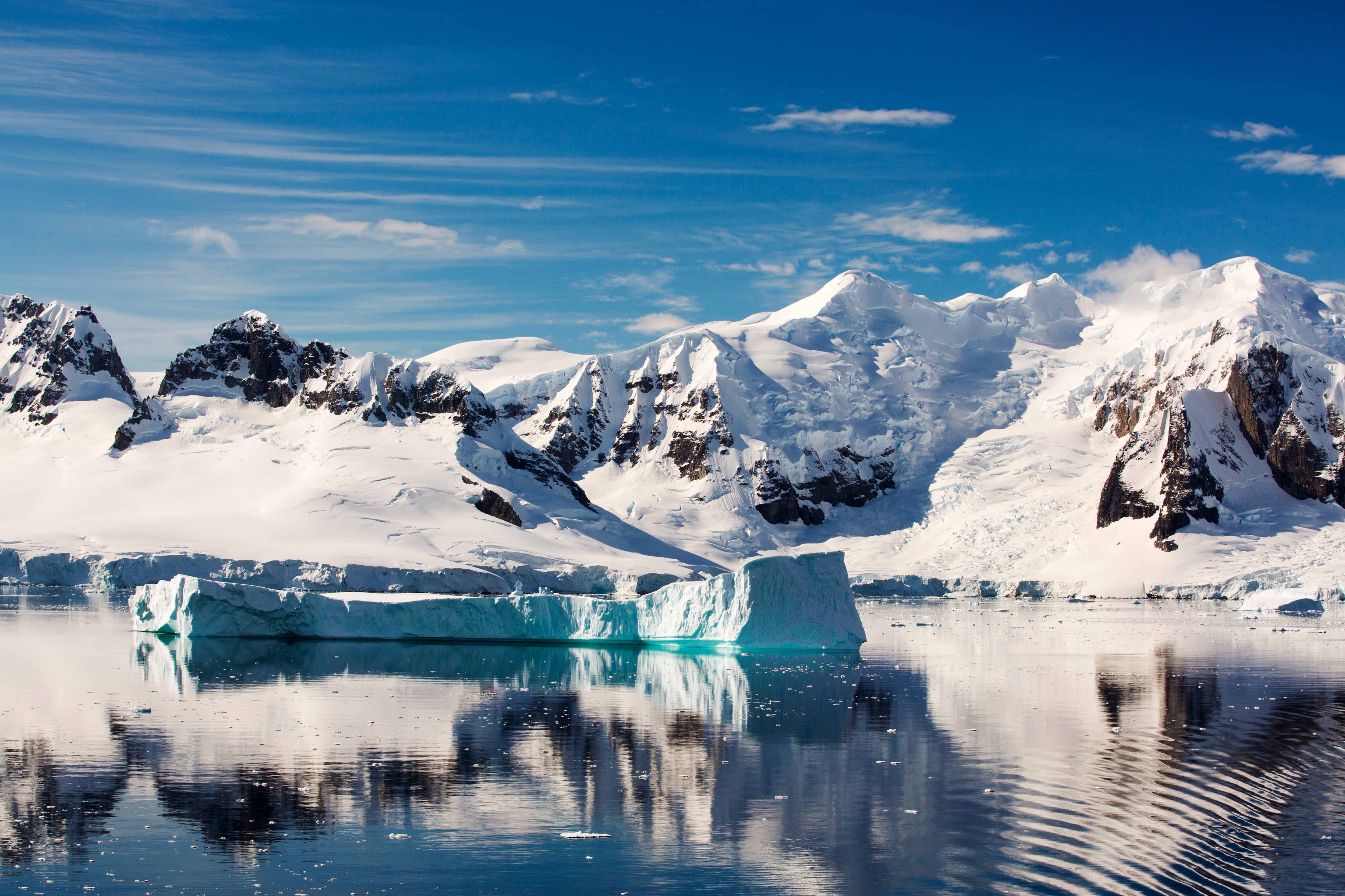 El estrecho de Gerlache separa el archipiélago Palmer de la península Antártica, frente a la isla Anvers. La península Antártica es una de las zonas del planeta que se calienta más rápidamente.
