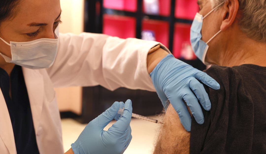 Estados Unidos recomienda cuarta dosis contra COVID-19 a personas inmunodeprimidas