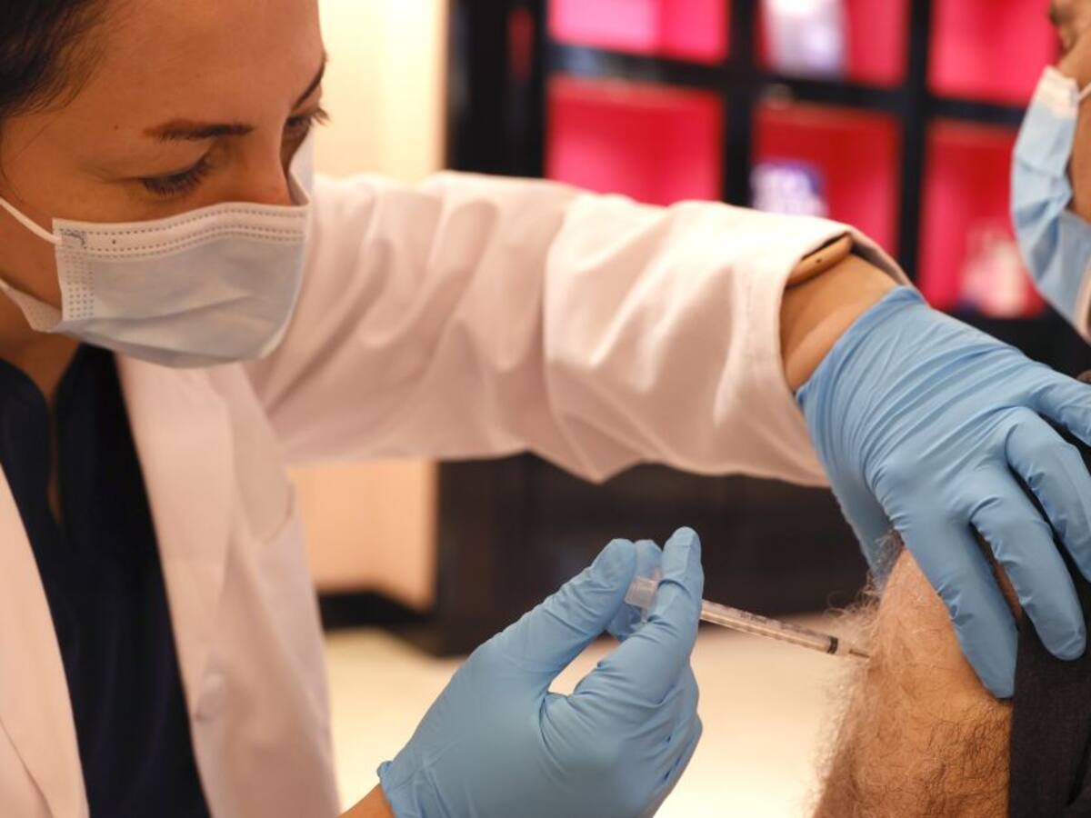 EE.UU. recomienda cuarta dosis contra COVID-19 a personas inmunodeprimidas