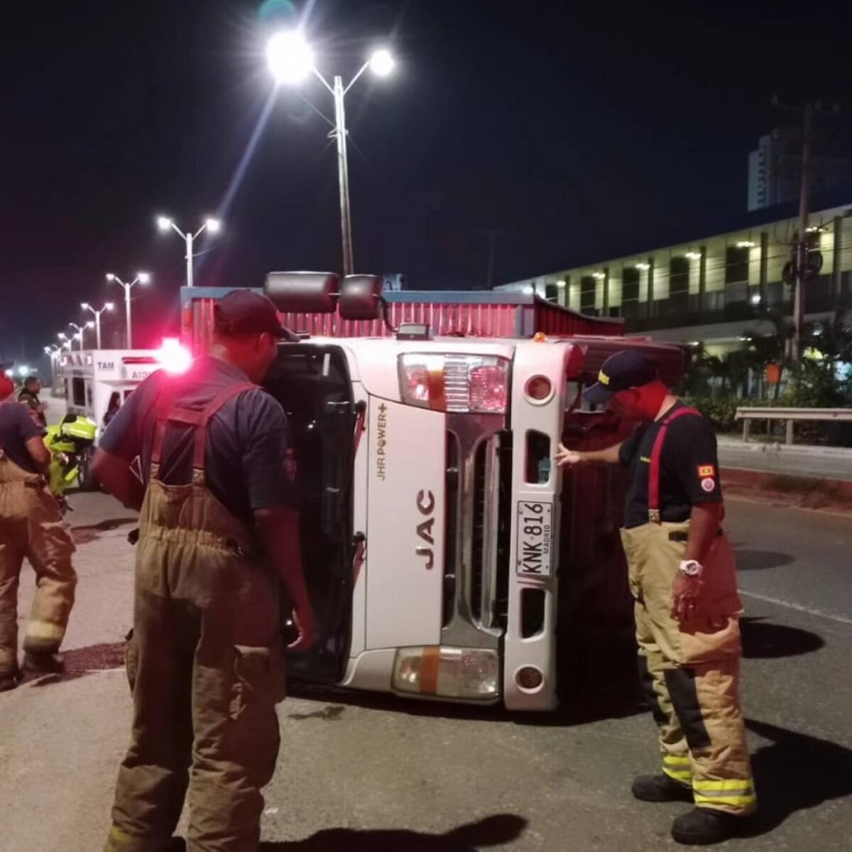 Furgón terminó volcado en la subida del puente de Contecar, en Cartagena