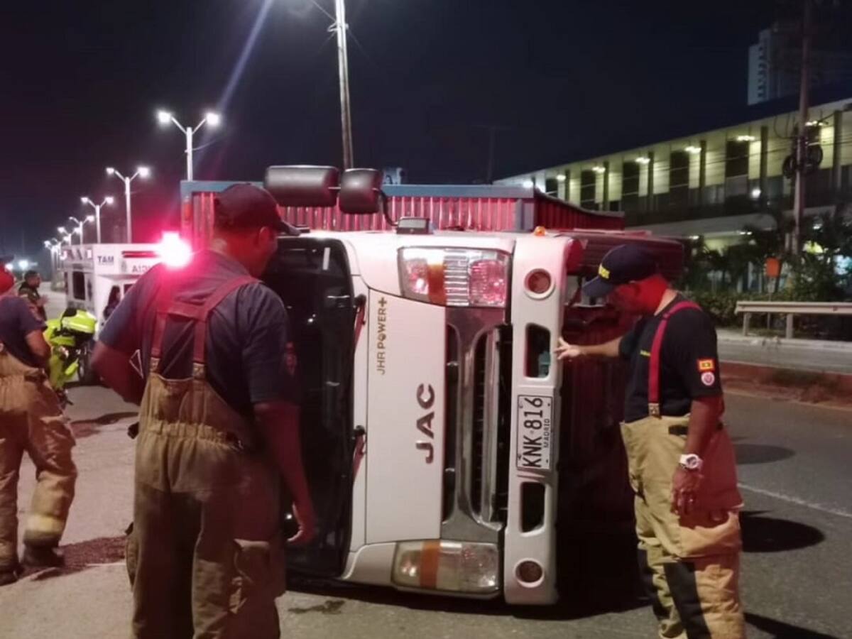 Furgón terminó volcado en la subida del puente de Contecar, en Cartagena