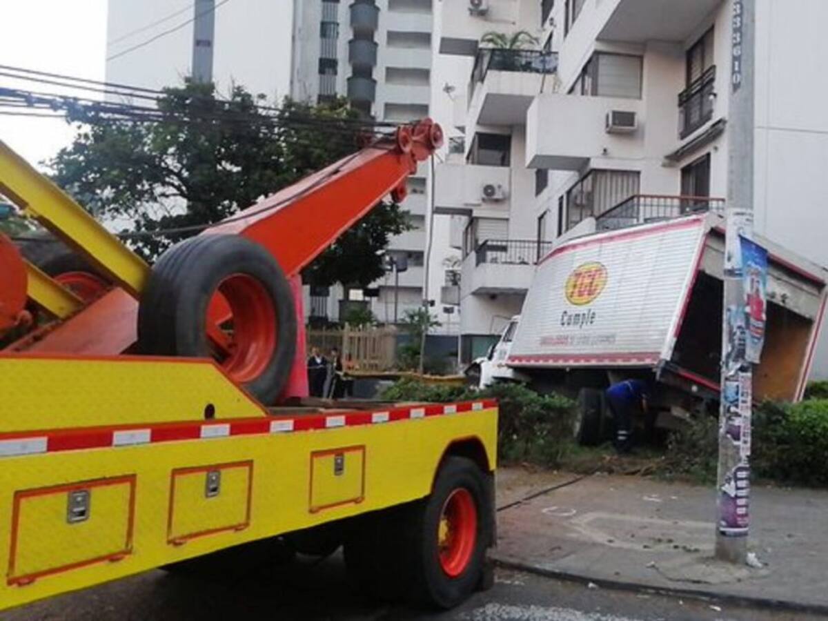 Camión queda atrapado en fachada de edificio al oeste de Cali