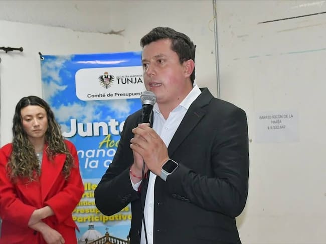 Propone fortalecer el banco de maquinaria del municipio y crear una Oficina de Convites Comunales para recuperar la malla vial.