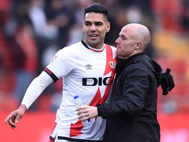 MADRID, SPAIN - DECEMBER 18: Radamel Falcao of Rayo Vallecano reacts with teammate Isi Palazon at the end o the LaLiga Santander match between Rayo Vallecano and Deportivo Alaves at Campo de Futbol de Vallecas on December 18, 2021 in Madrid, Spain. (Photo by Denis Doyle/Getty Images)