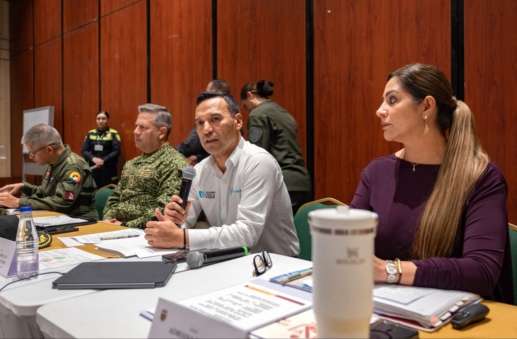 Pedro Sánchez, ministro de Defensa en su visita a Ibagué