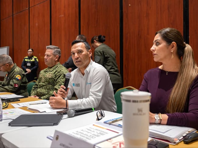 Pedro Sánchez, ministro de Defensa en su visita a Ibagué