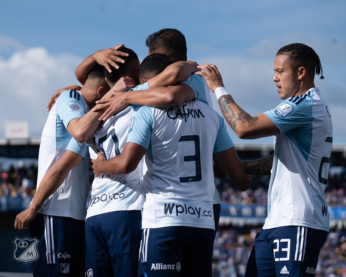 Los jugadores de Millonarios festejan el gol de Daniel Cataño / Twitter: @MillosFCoficial.
