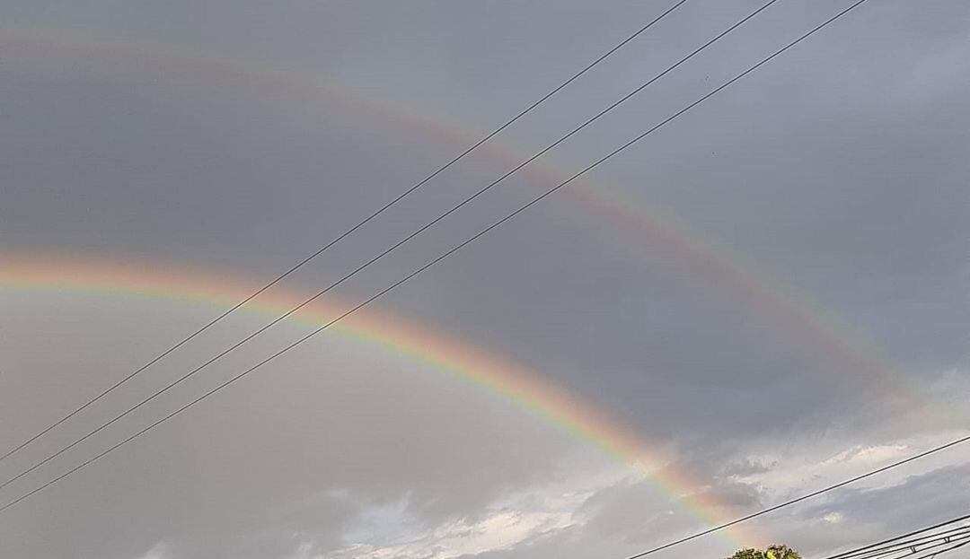 Arcoíris en cielo de Armenia 