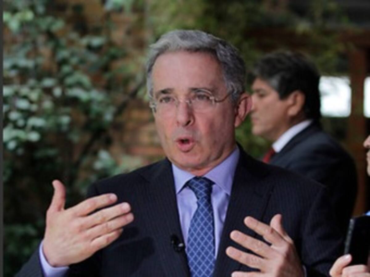Piden investigar a Uribe por filtrar información de inteligencia