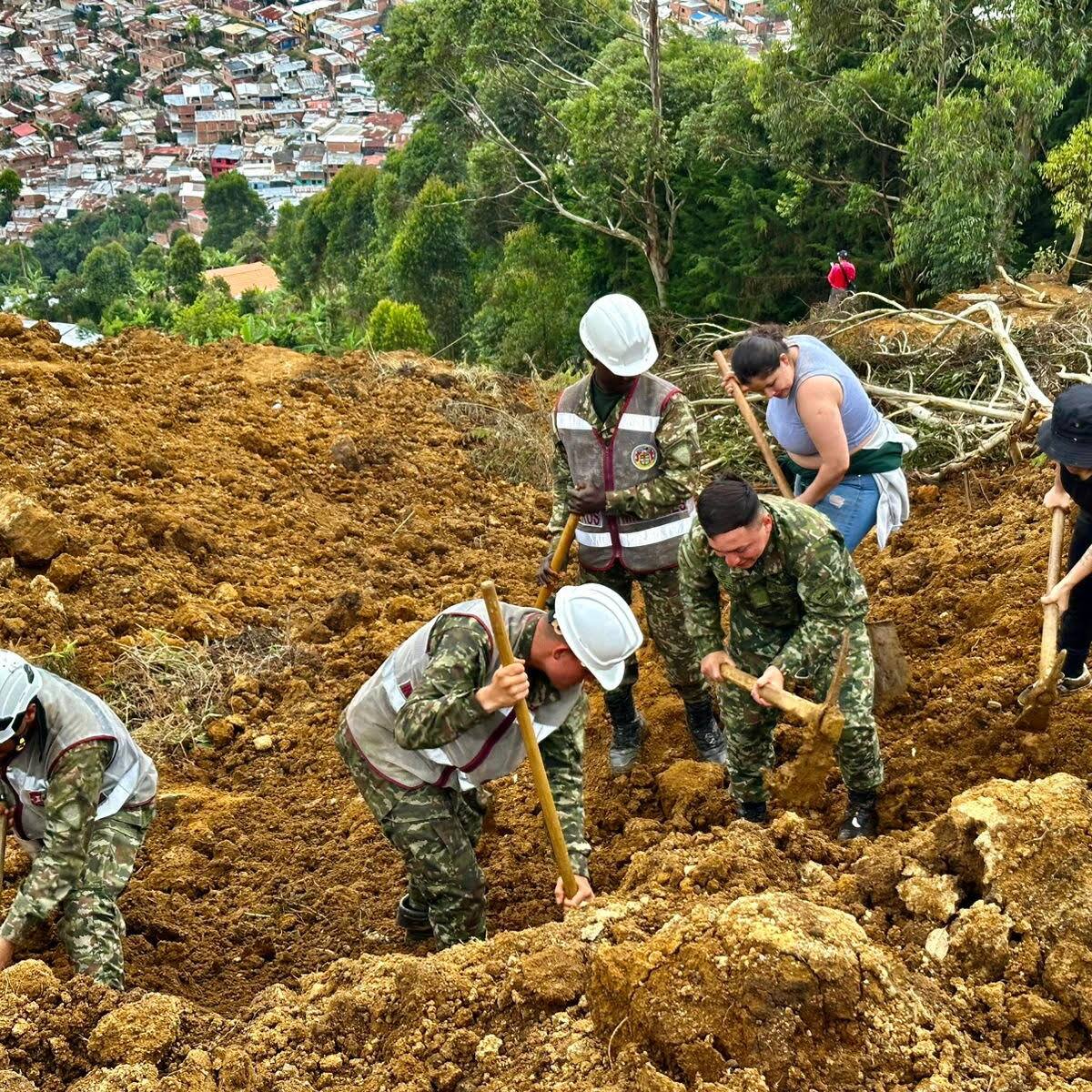 Ejército refuerza labores de rescate y entrega de ayudas en la zona de emergencia en Bello