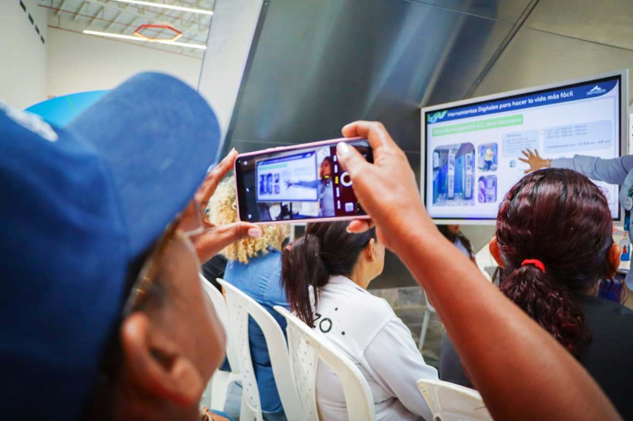 Aguas de Cartagena capacita a líderes comunitarios en herramientas digitales