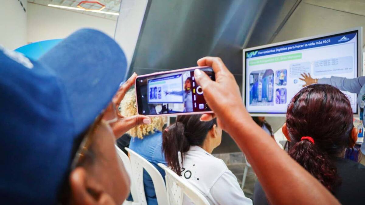 Aguas de Cartagena capacita a líderes comunitarios en herramientas digitales