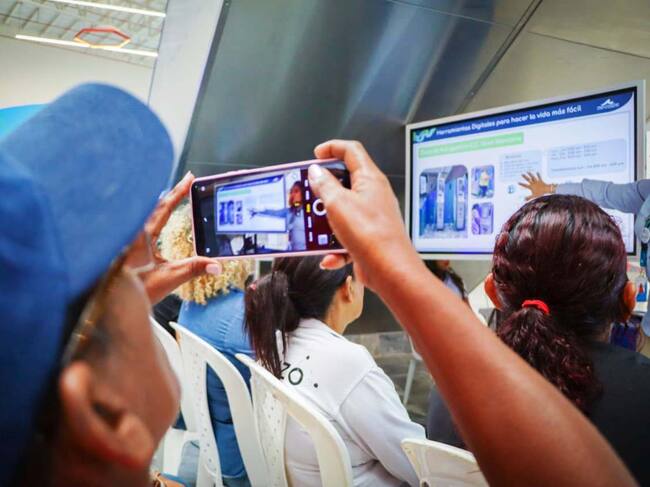 Aguas de Cartagena capacita a líderes comunitarios en herramientas digitales