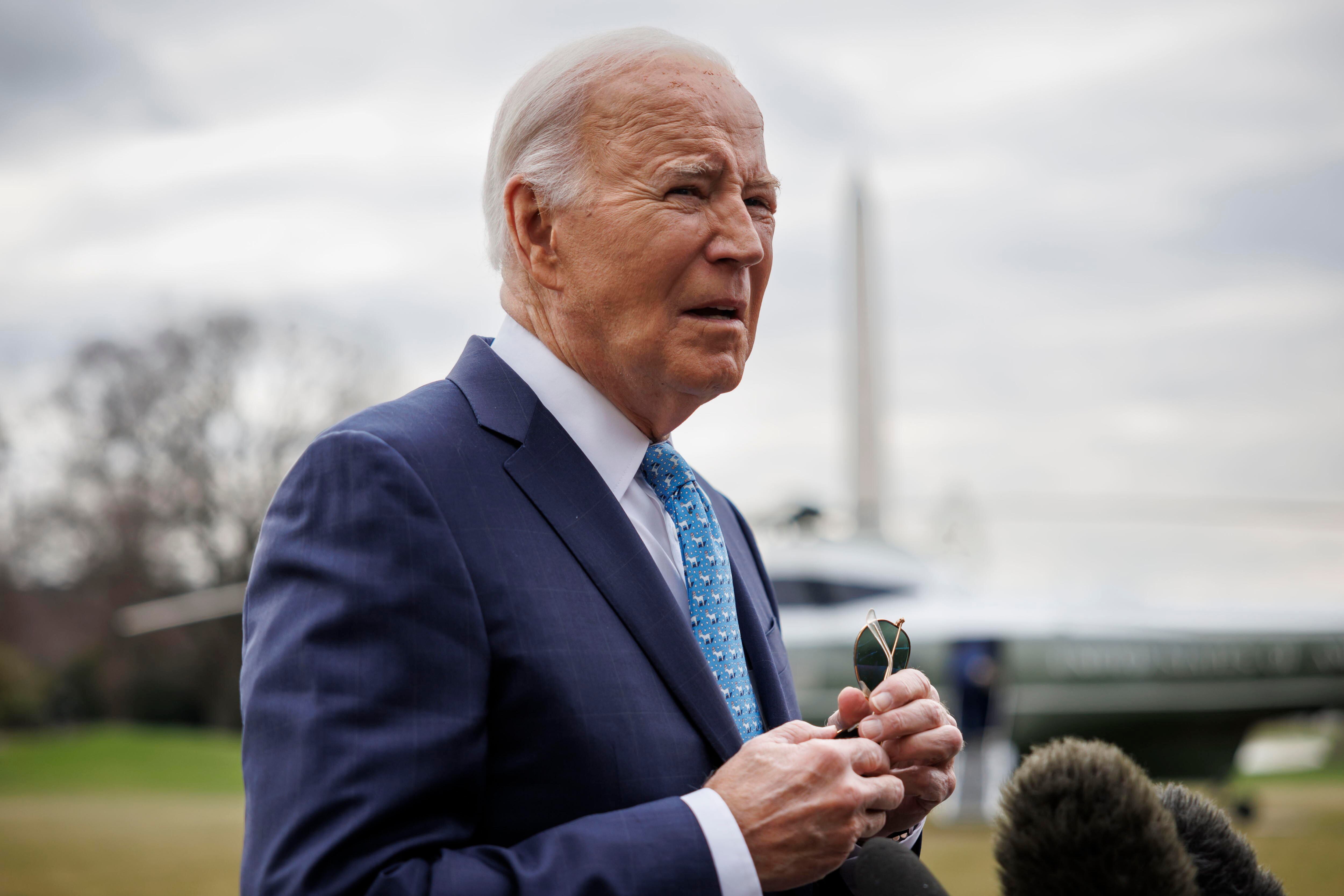 Washington (United States), 30/01/2024.- US President Joe Biden speaks to members of the media on the South Lawn of the White House before boarding Marine One in Washington, DC, USA, 30 January 2024. President Biden will spend the day in Florida, attending two campaign receptions. EFE/EPA/Ting Shen / POOL