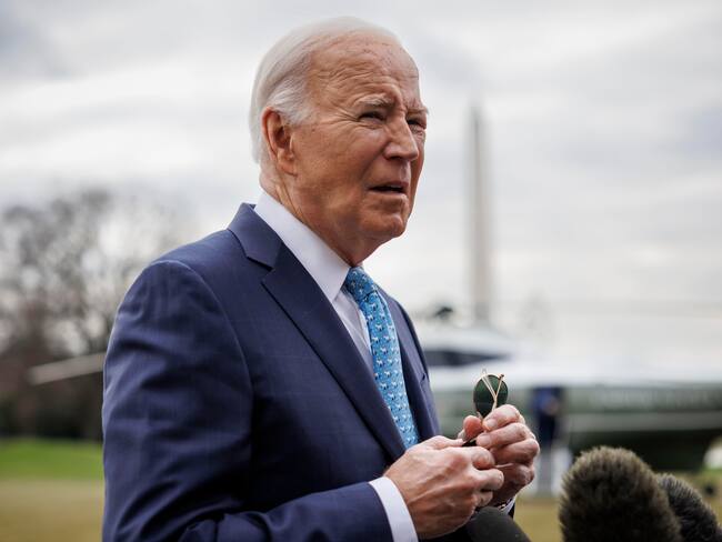 Washington (United States), 30/01/2024.- US President Joe Biden speaks to members of the media on the South Lawn of the White House before boarding Marine One in Washington, DC, USA, 30 January 2024. President Biden will spend the day in Florida, attending two campaign receptions. EFE/EPA/Ting Shen / POOL