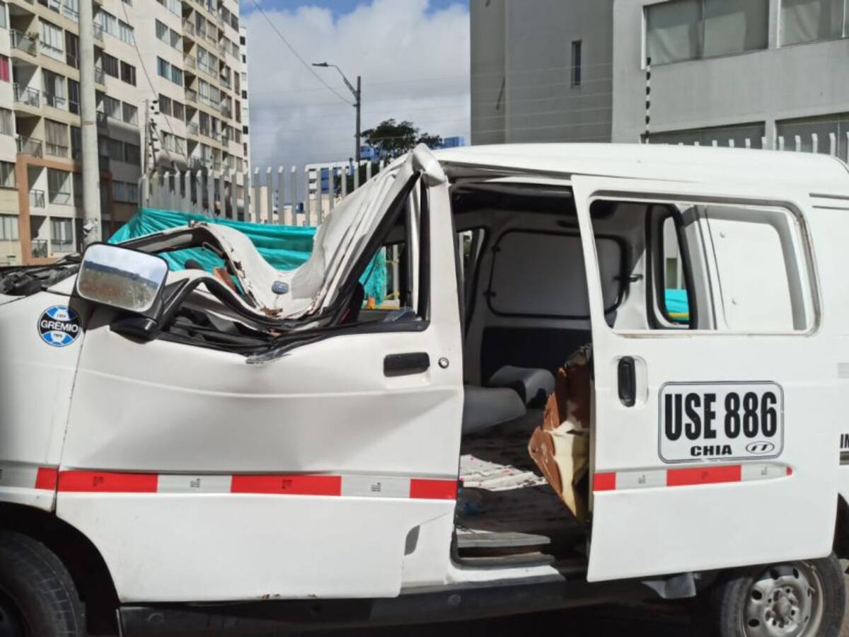 Hombre herido deja poste caído sobre vehículo en Barranquilla