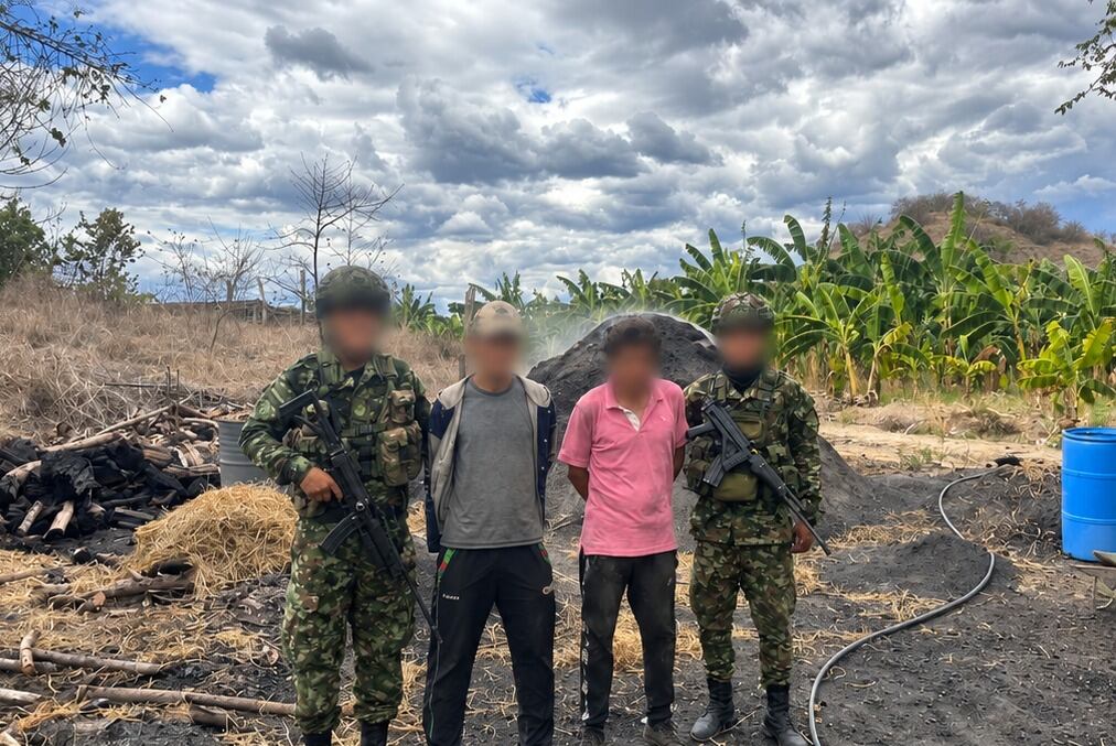 Dos hombres fueron capturados en Aipe, donde fueron incautadas 1,18 toneladas de carbón vegetal. Foto: Novena Brigada.