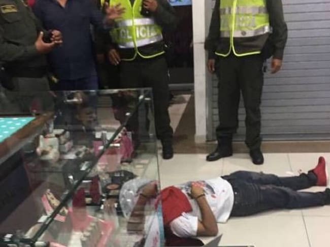 A través de las cámaras de seguridad tratan de identificar sicario que mató a un hombre en Centro Comercial