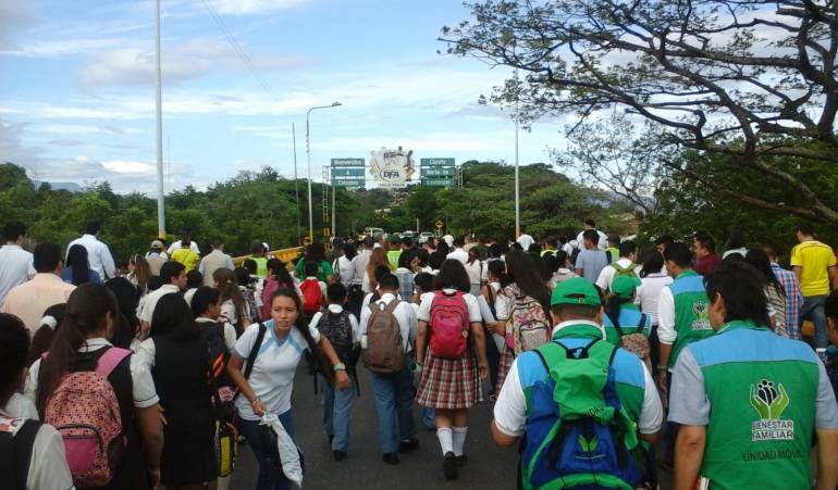 Más de cien niños llegaron a Colombia a las 7:00 de la mañana por el puente Internacional Francisco de Paula Santander.