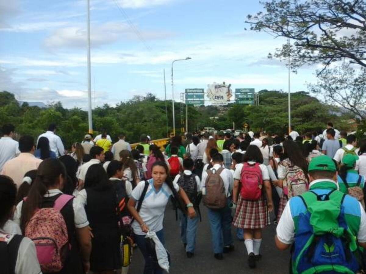 Paso de estudiantes entre Colombia y Venezuela se normalizará el lunes
