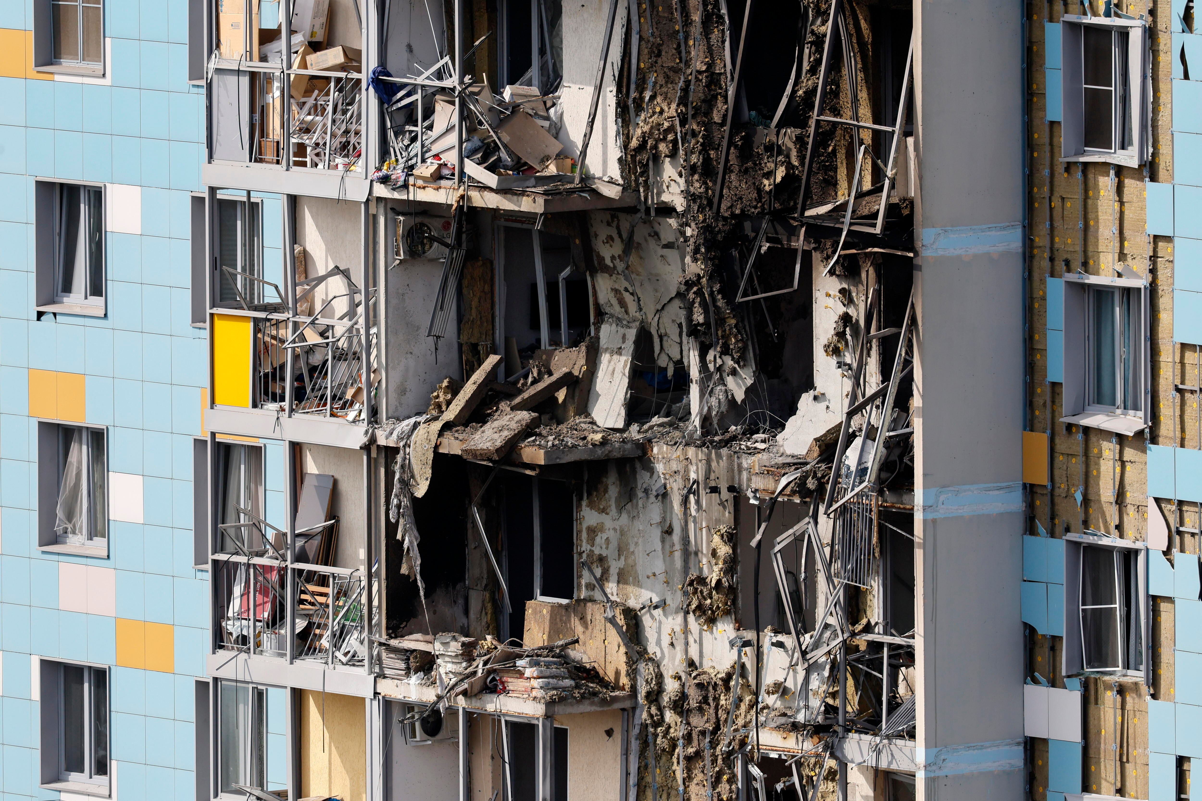 Vista de un apartamento residencial en Moscú destruido parcialmente tras el choque de un dron ucraniano. 
 EFE/EPA/YURI KOCHETKOV
