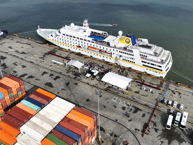 Fotografía cedida por el Ministerio de Comercio, Industria y Turismo de Colombia que muestra al crucero MS Hamburg, durante su llegada a la Sociedad Portuaria en Buenaventura (Colombia). EFE