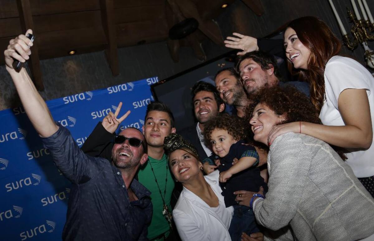 José Gaviria, Ines Gaviria, Adriana Lucía, Lucas Arnau, Alejandro Gonzales y Pipe Bueno son algunos de los artistas que participaron en la canción.
