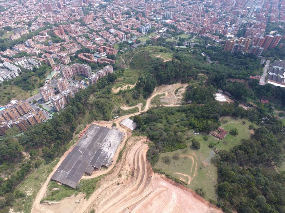Hollín, olores y aire contaminado: compleja realidad de comunidad vecina a ladrilleras en La América