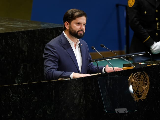 El presidente de Chile, Gabriel Boric, habla durante la 80.ª sesión de la Asamblea General de las Naciones Unidas en Nueva York. (Foto de Taylor Hill/Getty Images)