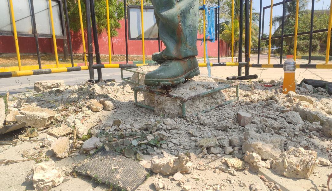 Se solicitó la intervención de la Policía para detener la presunta acción arbitraria que ejecutaban operarios contratados por el escultor