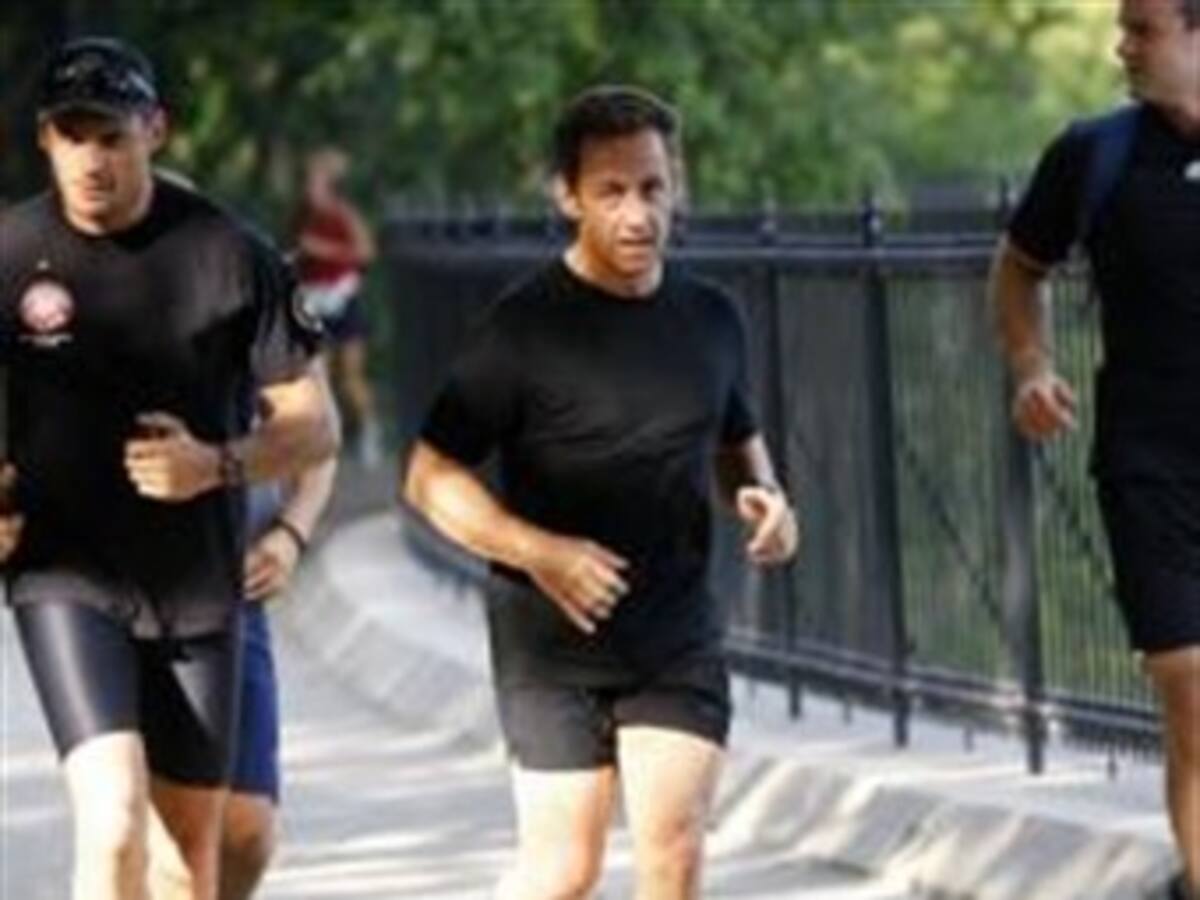 El presidente de Francia Nicolás Sarkozy seguirá hospitalizado por lo menos hasta este lunes