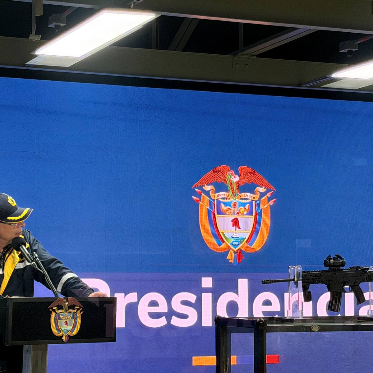 Petro presentó oficialmente el fusil Jaguar tras llegar con seis horas de retraso al evento