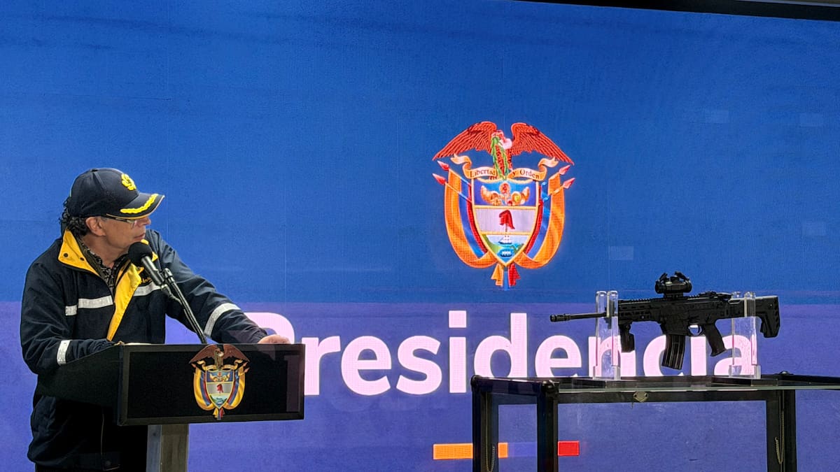Petro presentó oficialmente el fusil Jaguar tras llegar con seis horas de retraso al evento