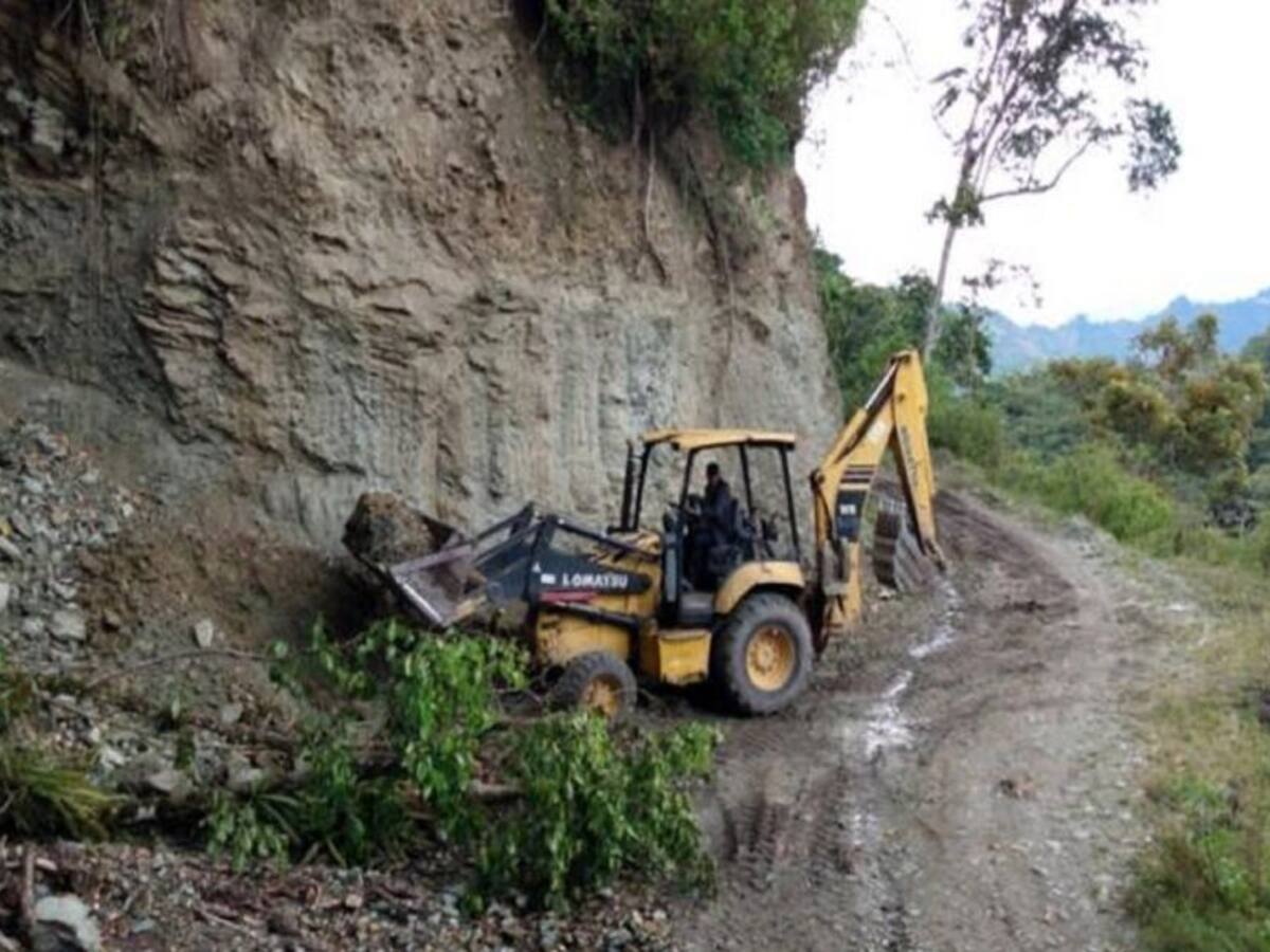 Se trabaja en la recuperación de la vía principal Toche – Tapias en Ibagué