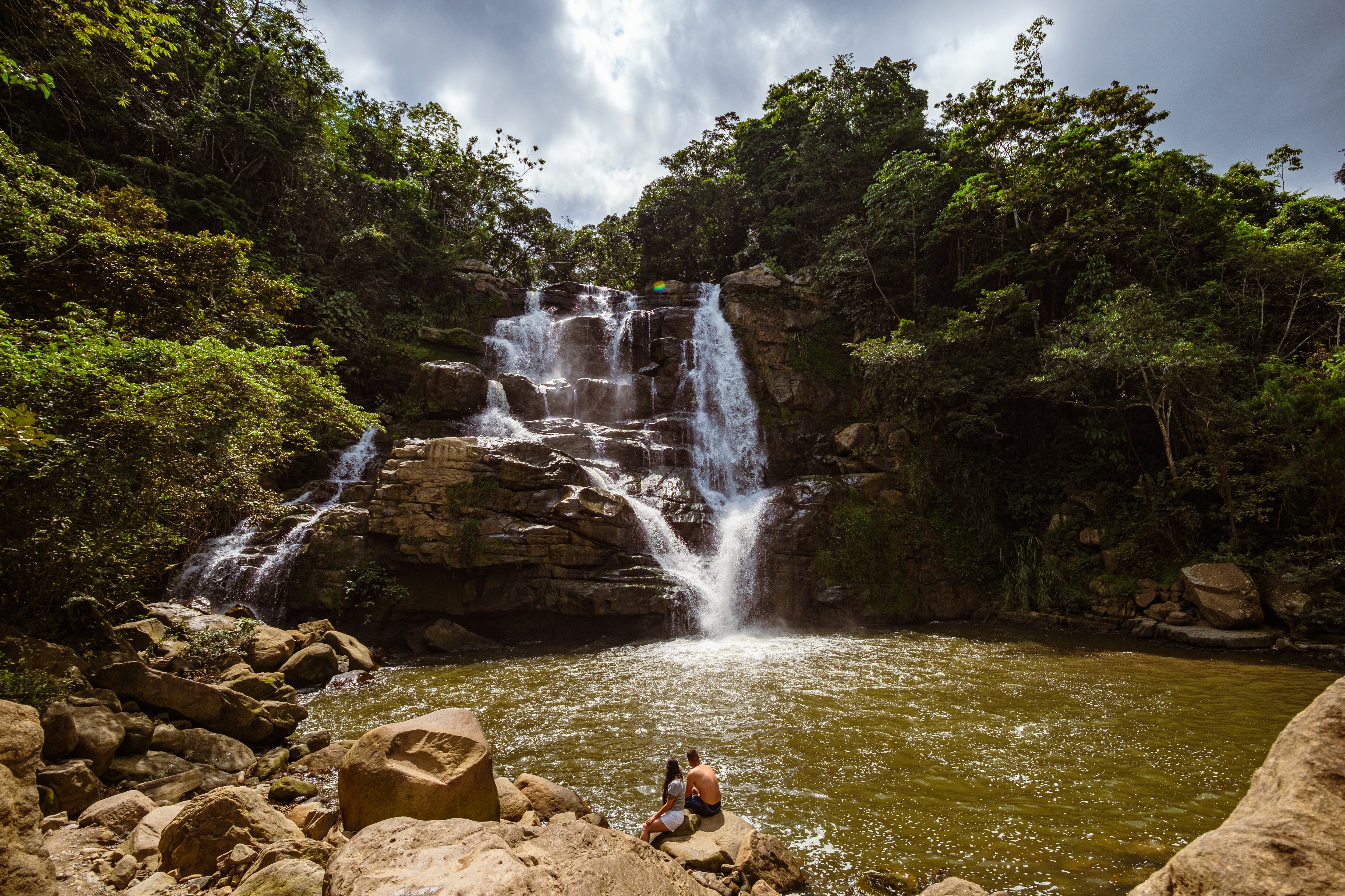 Guaduas, Cundinamarca, Colombia - January 1, 2021: Two people contemplate the tropical waterfall of Salto de Versalles./ Imagen de referencia de Getty