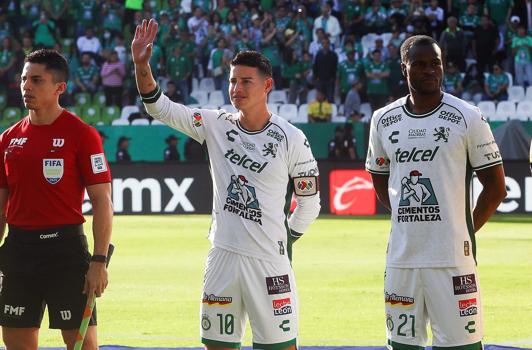 James Rodríguez en su primer partido como titular con León. EFE/ Luis Ramírez