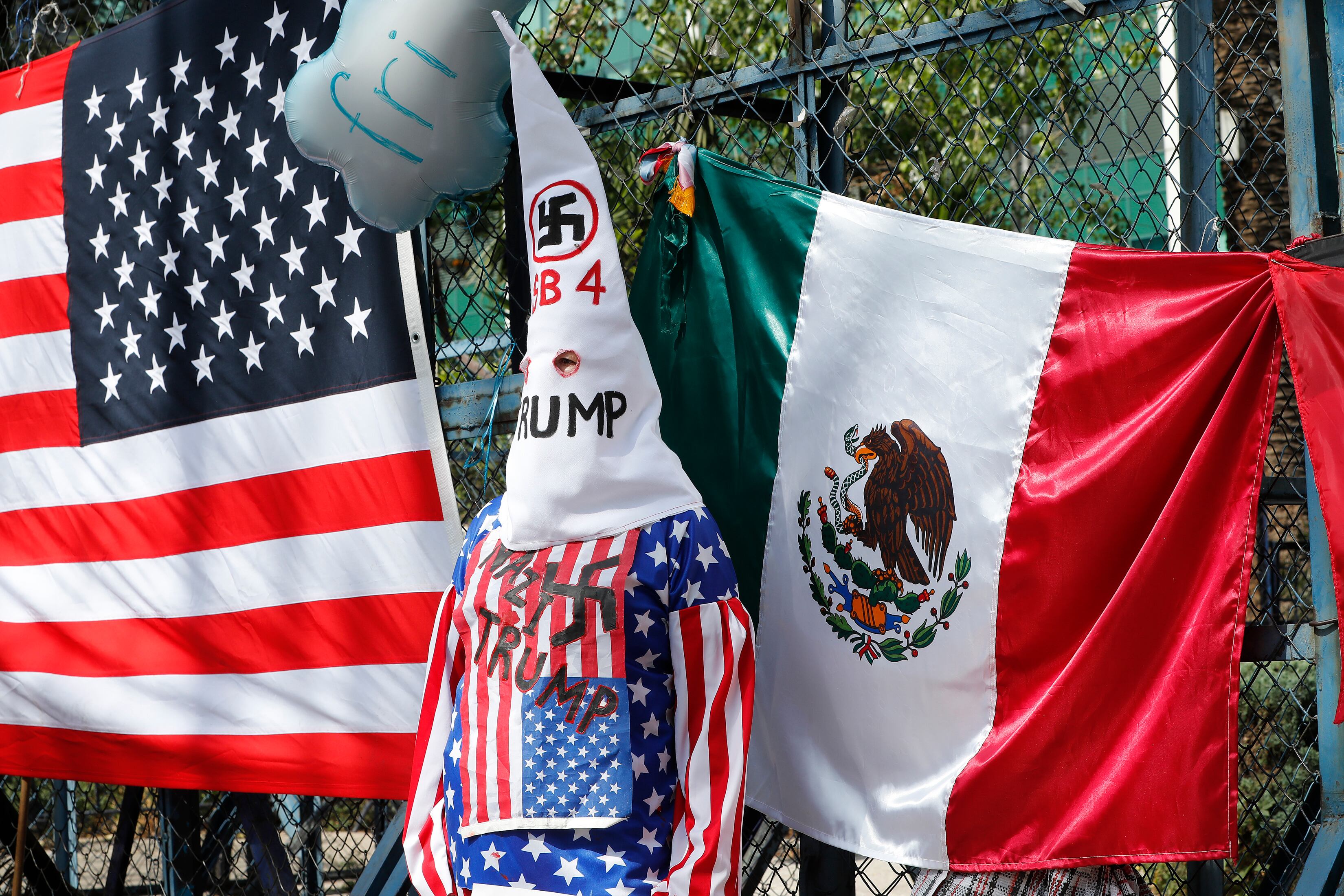-FOTODELDÍA-  MEX303. CIUDAD DE MÉXICO (MÉXICO), 20/01/2025.- Una persona protesta este lunes, frente a la embajada de Estados Unidos en la Ciudad de México (México). Decenas de activistas se manifestaron en la capital mexicana para expresar su rechazo a las "abusivas e inhumanas" políticas antimigratorias y proteccionistas de Donald Trump, quien asumió un nuevo mandato presidencial en la Casa Blanca. EFE/ Mario Guzmán