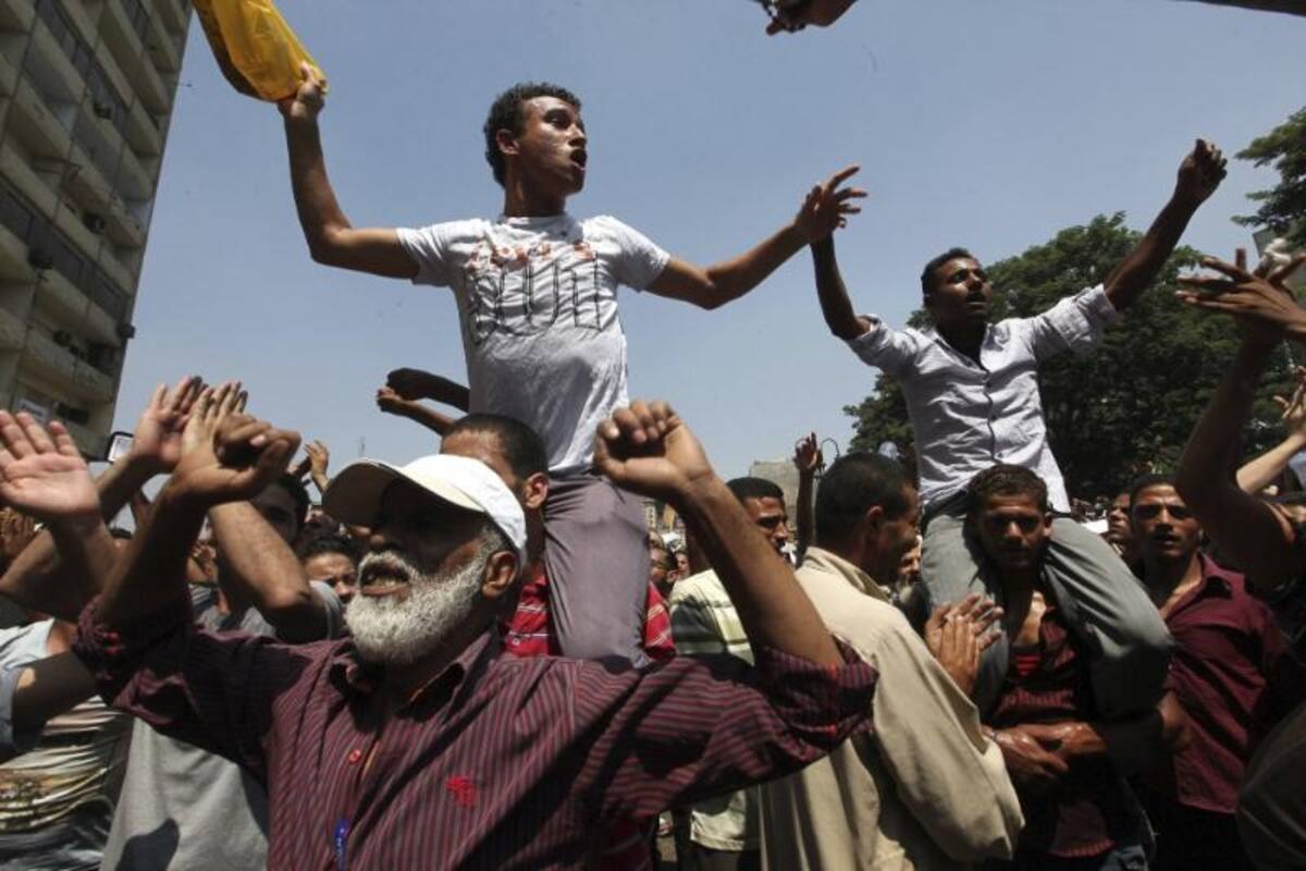 Los simpatizantes de los Hermanos Musulmanes y del depuesto presidente egipcio Mohamed Mursi se manifiestan en Nasr, El Cairo (Egipto),  los islamistas bautizarón  como "Viernes de la Ira". donde más de 30 personas murieron