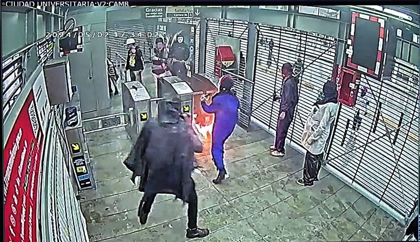 Encapuchados en estación de Transmilenio. Foto: Redes sociales