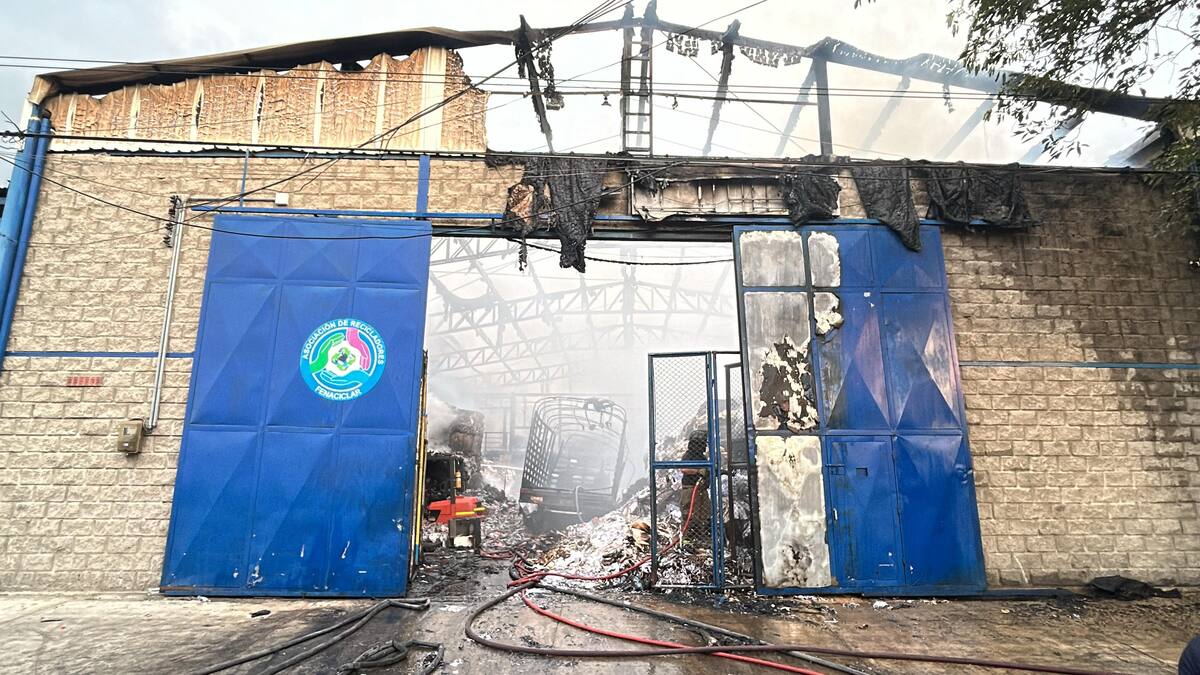 Voraz incendio consumió material reciclable en bodega de Barranquilla