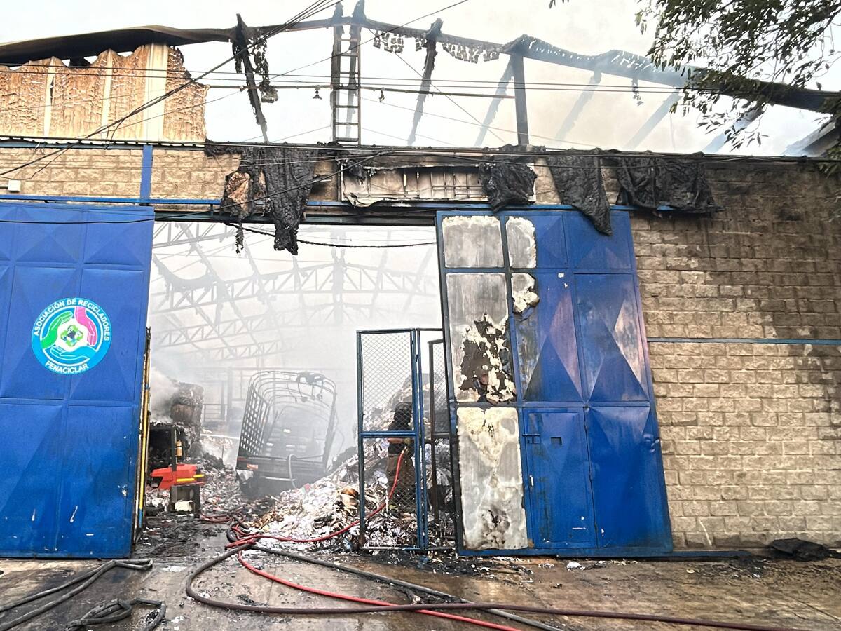 Voraz incendio consumió material reciclable en bodega de Barranquilla