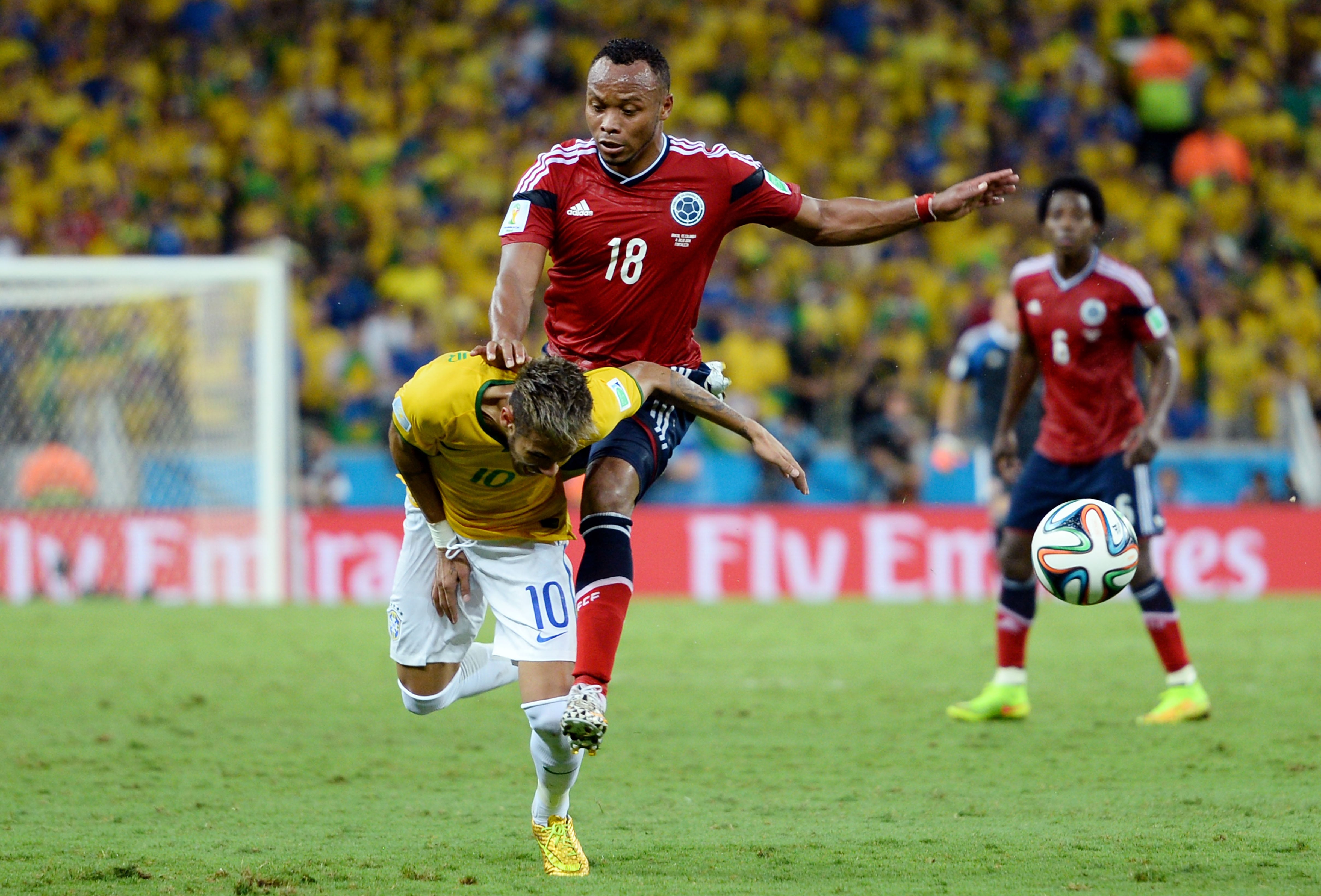 Juan Camilo Zúñiga y su choque con Neymar en el Mundial de Brasil 2014. (Photo by Jamie McDonald/Getty Images)