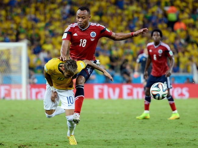 Juan Camilo Zúñiga y su choque con Neymar en el Mundial de Brasil 2014. (Photo by Jamie McDonald/Getty Images)