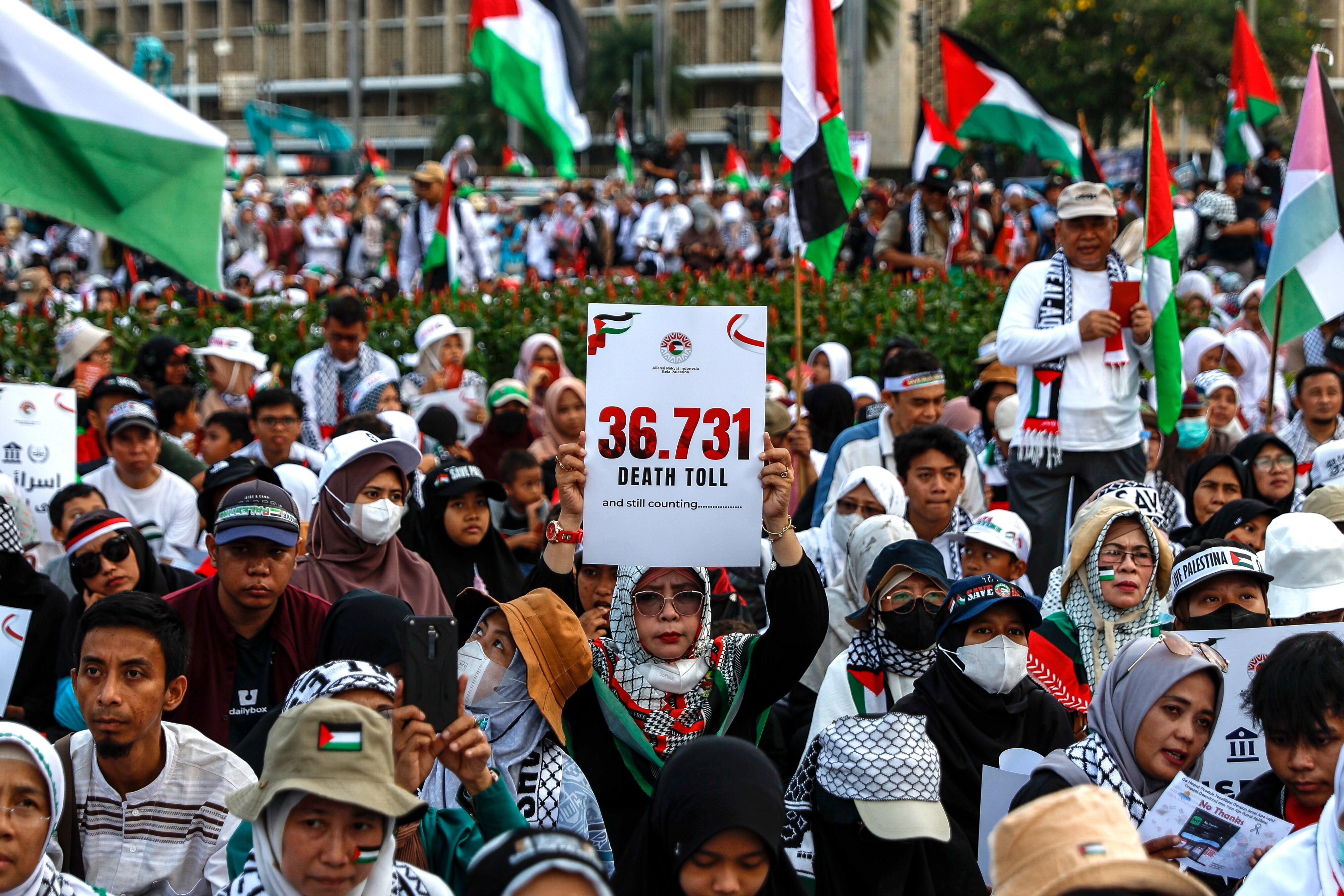 Jakarta (Indonesia), 09/06/2024.- Protesters take part in a pro-Palestinian rally in Jakarta, Indonesia, 09 June 2024. More than 36,000 Palestinians and over 1,400 Israelis have been killed, according to the Palestinian Health Ministry and the Israel Defense Forces (IDF), since Hamas militants launched an attack against Israel from the Gaza Strip on 07 October 2023, and the Israeli operations in Gaza and the West Bank which followed it. (Protestas) EFE/EPA/MAST IRHAM