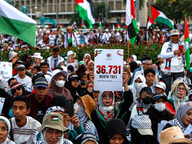 Jakarta (Indonesia), 09/06/2024.- Protesters take part in a pro-Palestinian rally in Jakarta, Indonesia, 09 June 2024. More than 36,000 Palestinians and over 1,400 Israelis have been killed, according to the Palestinian Health Ministry and the Israel Defense Forces (IDF), since Hamas militants launched an attack against Israel from the Gaza Strip on 07 October 2023, and the Israeli operations in Gaza and the West Bank which followed it. (Protestas) EFE/EPA/MAST IRHAM

