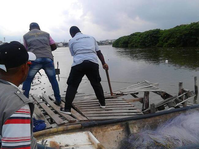 Por desmantelamiento de muelles, pescadores de Cartagena bloquean avenida del Lago
