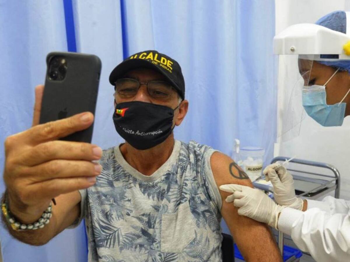 Alcalde William Dau se vacunó contra la COVID-19