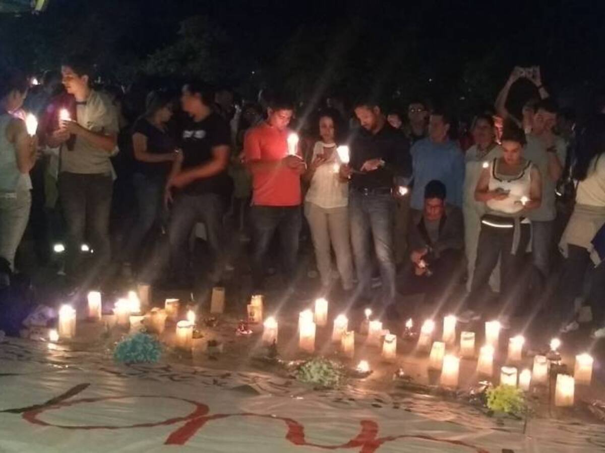 Con velatón, ciudadanía rechazó asesinato de geólogos