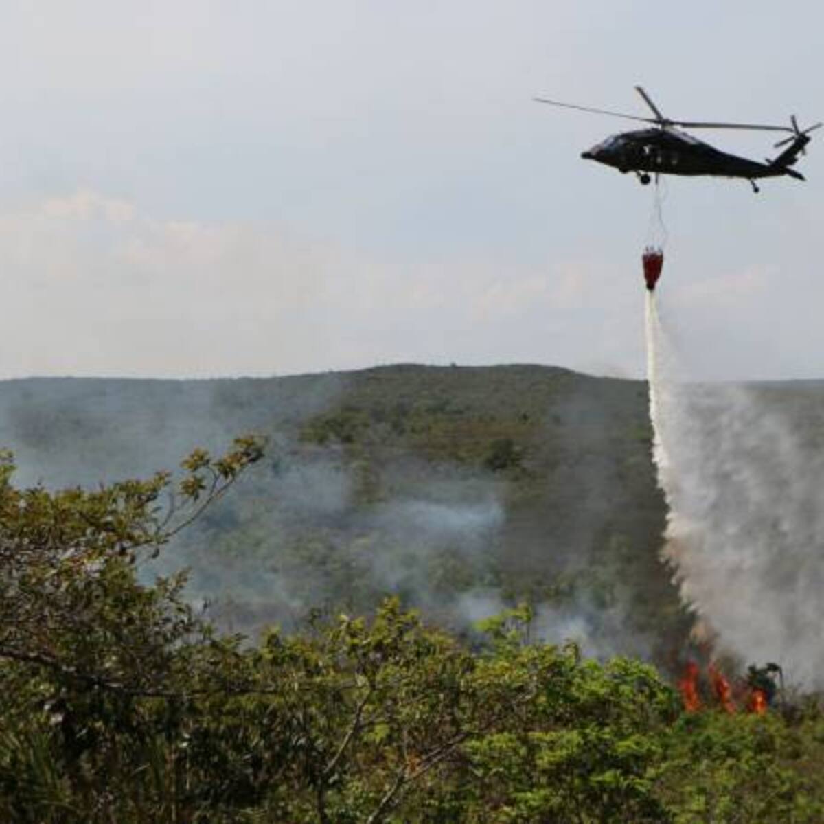 Con apoyo aéreo buscan controlar un incendio forestal en Almeida, Boyacá